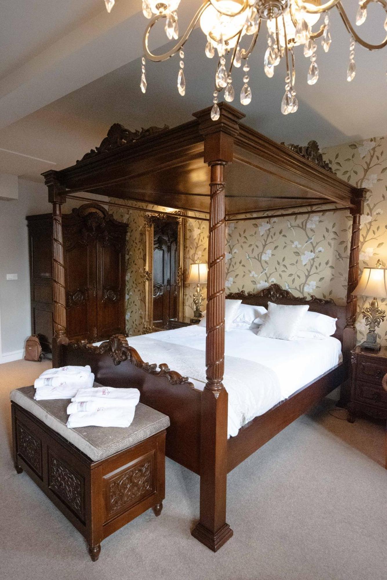 Hotel Logis De France La Chartre-sur-le-Loir