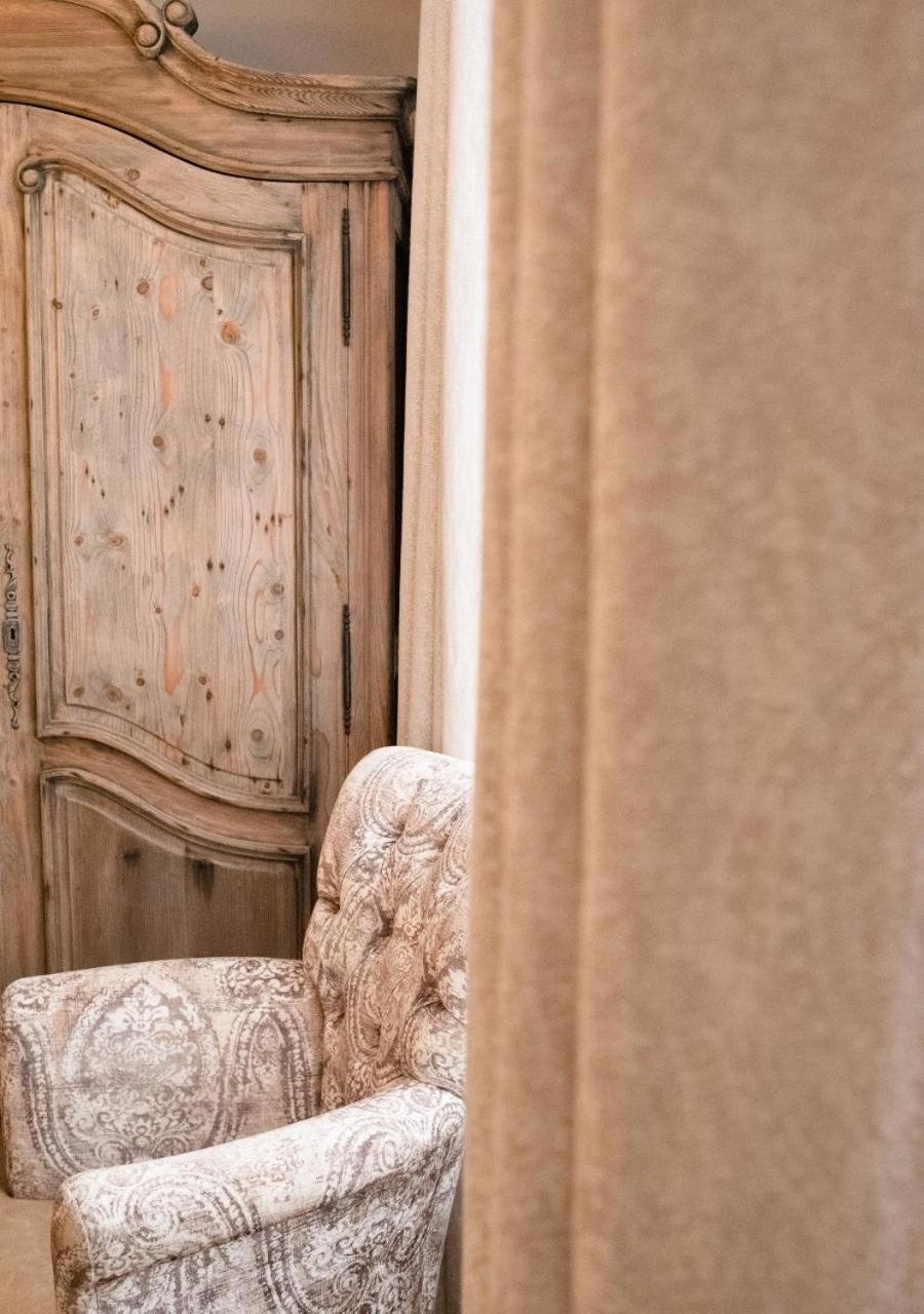 Logis De France Hotel La Chartre-sur-le-Loir