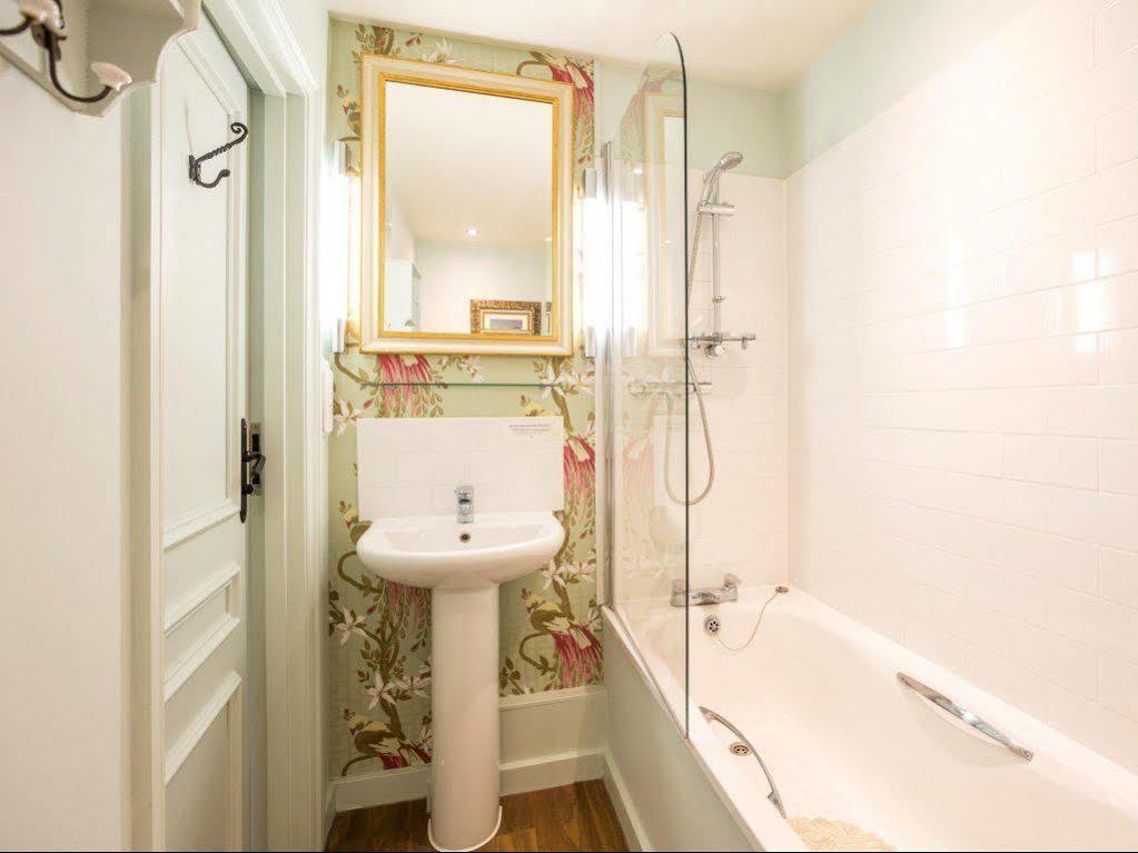 Logis De France Hotel La Chartre-sur-le-Loir