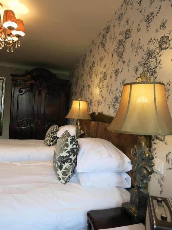 Logis De France Hotel La Chartre-sur-le-Loir