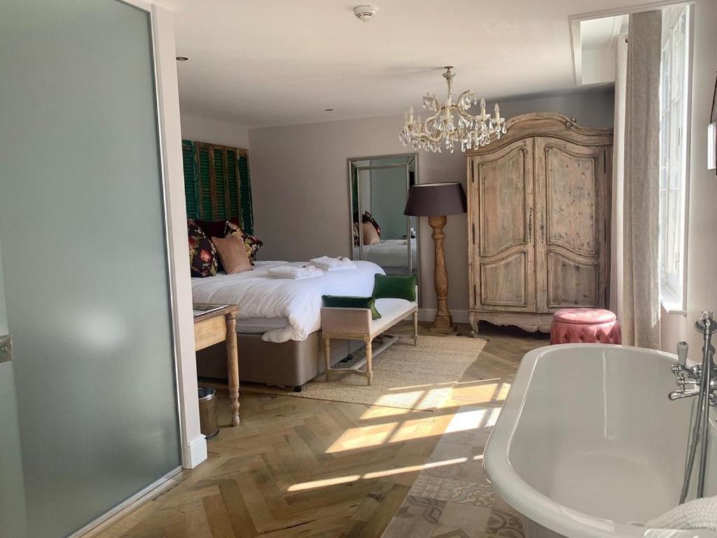 Hotel Logis De France La Chartre-sur-le-Loir